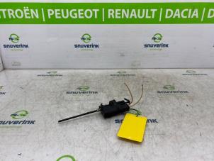Gebruikte Tankklep Vergrendelingsmotor Renault Clio III (BR/CR) 1.4 16V Prijs € 40,00 Margeregeling aangeboden door Snuverink Autodemontage