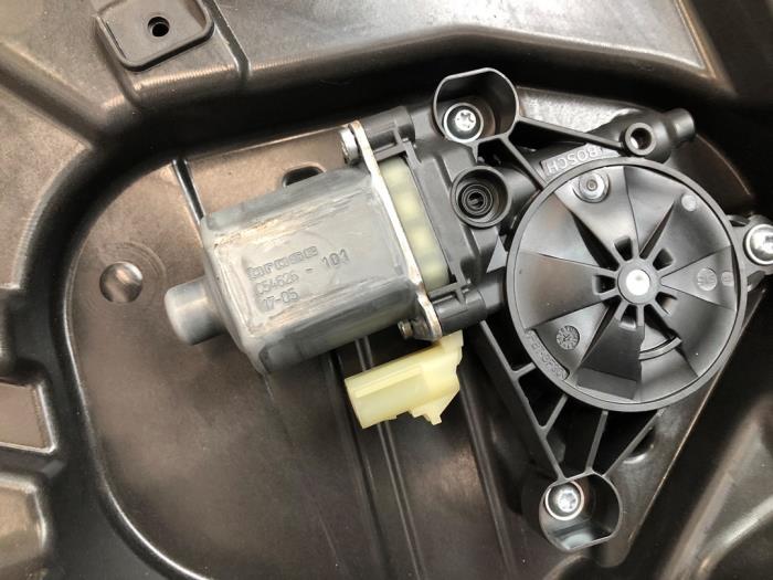 Ruitmechaniek 4Deurs links-achter van een Jeep Compass (MP) 1.4 Multi Air2 16V 4x4 2017