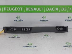 Gebruikte Luchtrooster Dashboard Renault Express 1.5 dCi 75 Prijs op aanvraag aangeboden door Snuverink Autodemontage