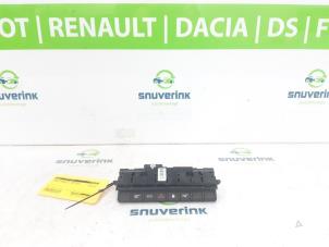 Gebruikte Alarmlicht Schakelaar Renault Express 1.5 dCi 75 Prijs op aanvraag aangeboden door Snuverink Autodemontage