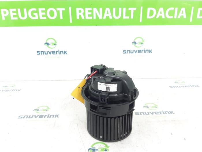 Chaufage Ventilatiemotor van een Renault Arkana (RJLL) 1.6 E-Tech 145 16V 2022