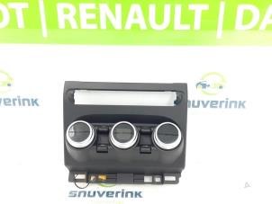 Gebruikte Chaufage Bedieningspaneel Renault Arkana (RJLL) 1.6 E-Tech 145 16V Prijs € 100,00 Margeregeling aangeboden door Snuverink Autodemontage