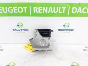 Gebruikte Luchtrooster Dashboard Renault Arkana (RJLL) 1.6 E-Tech 145 16V Prijs € 50,00 Margeregeling aangeboden door Snuverink Autodemontage