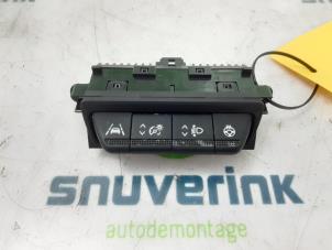 Gebruikte Schakelaar Renault Arkana (RJLL) 1.6 E-Tech 145 16V Prijs op aanvraag aangeboden door Snuverink Autodemontage
