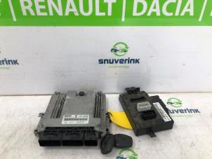 Gebruikte Computer Motormanagement Renault Trafic New (FL) 2.0 dCi 16V 90 Prijs op aanvraag aangeboden door Snuverink Autodemontage