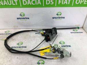 Gebruikte Schuifdeur Slotmechaniek rechts Renault Trafic New (FL) 2.0 dCi 16V 90 Prijs op aanvraag aangeboden door Snuverink Autodemontage