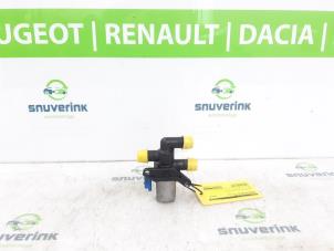 Gebruikte Koelvoeistof regelklep Elektrisch Renault Arkana (RJLL) 1.6 E-Tech 145 16V Prijs € 45,00 Margeregeling aangeboden door Snuverink Autodemontage