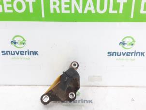 Gebruikte Versnellingsbak Steun Renault Trafic (1FL/2FL/3FL/4FL) 2.0 dCi 16V 120 Prijs € 96,80 Inclusief btw aangeboden door Snuverink Autodemontage