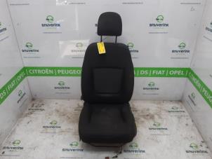 Gebruikte Voorstoel links Renault Trafic (1FL/2FL/3FL/4FL) 1.6 dCi 90 Prijs op aanvraag aangeboden door Snuverink Autodemontage