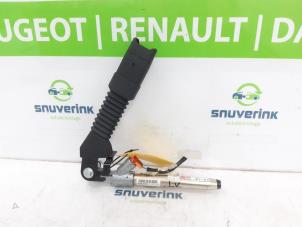 Gebruikte Veiligheidsgordel Insteek links-voor Renault Kadjar (RFEH) 1.3 TCE 140 FAP 16V Prijs op aanvraag aangeboden door Snuverink Autodemontage