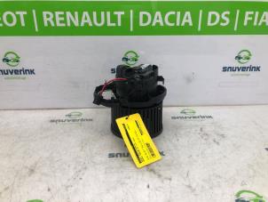 Gebruikte Kachel Ventilatiemotor Renault Kadjar (RFEH) 1.3 TCE 140 FAP 16V Prijs € 65,00 Margeregeling aangeboden door Snuverink Autodemontage