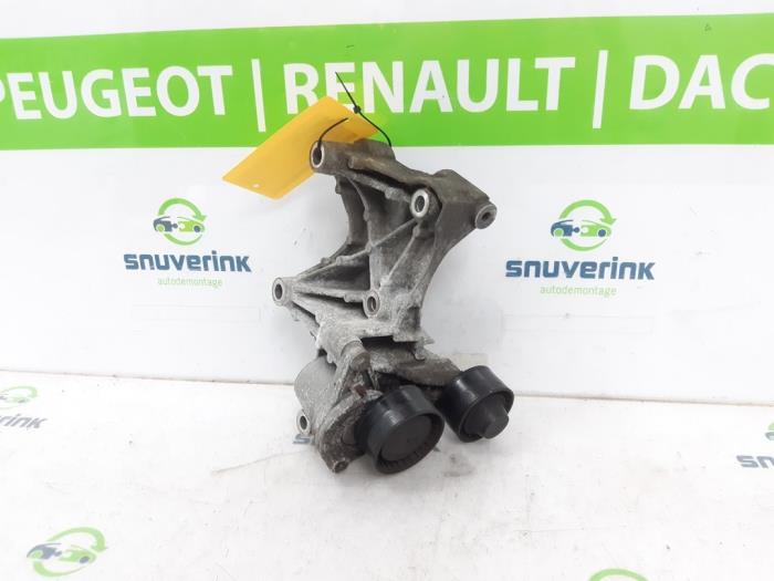 Gebruikte Dynamosteun boven Renault Trafic (1FL/2FL/3FL/4FL) 1.6 dCi 90 Prijs € 42,33 Inclusief btw aangeboden door Snuverink Autodemontage