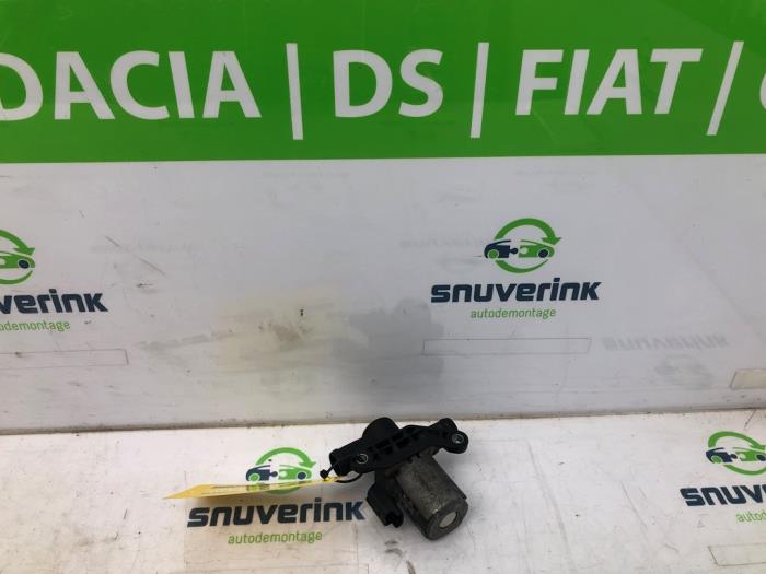 Gebruikte Waterpomp Renault Trafic (1FL/2FL/3FL/4FL) 2.0 dCi 16V 120 Prijs € 84,70 Inclusief btw aangeboden door Snuverink Autodemontage