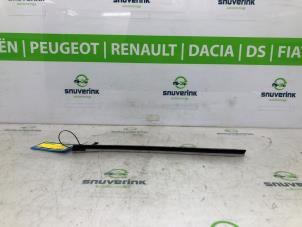 Gebruikte Dashboard deel Peugeot 208 II (UB/UH/UP) e-208 50 kWh Prijs € 30,00 Margeregeling aangeboden door Snuverink Autodemontage