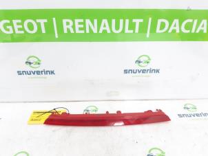 Gebruikte Remlicht Extra midden Renault Captur II (RJB) 1.6 E-Tech 160 Prijs € 40,00 Margeregeling aangeboden door Snuverink Autodemontage