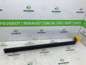 Gebruikte Schuifdeur Rail rechts Renault Trafic (1FL/2FL/3FL/4FL) 1.6 dCi 90 Prijs € 72,60 Inclusief btw aangeboden door Snuverink Autodemontage