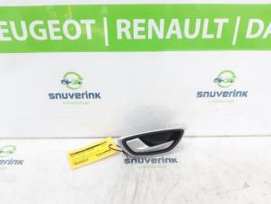 Gebruikte Portiergreep 4Deurs links-voor Renault Scénic IV (RFAJ) 1.5 Energy dCi 110 Prijs op aanvraag aangeboden door Snuverink Autodemontage