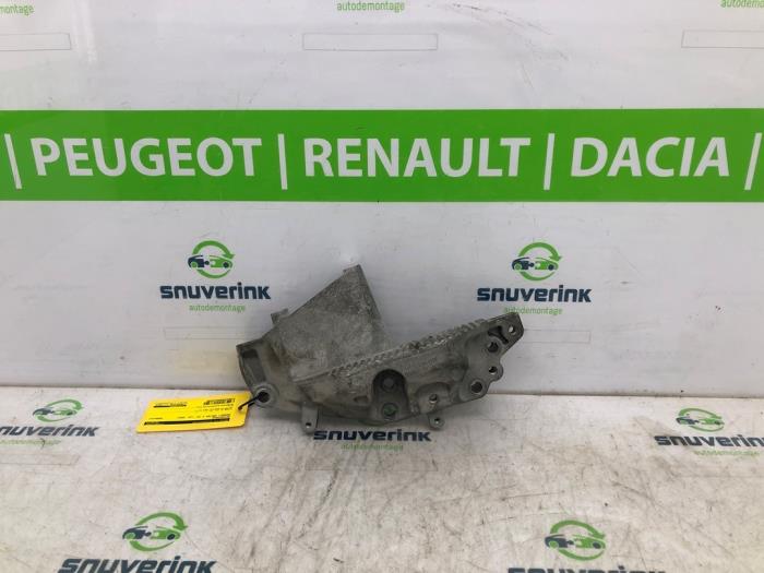 Gebruikte Motorsteun Renault Master III (MA/MB/MC/MD/MH/MF/MG/MH) 2.3 dCi 150 16V Prijs € 38,12 Inclusief btw aangeboden door Snuverink Autodemontage