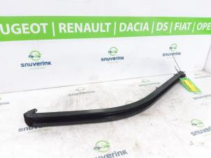 Gebruikte Schuifdeur Rail rechts Opel Combo Cargo 1.5 CDTI 130 Prijs € 48,40 Inclusief btw aangeboden door Snuverink Autodemontage