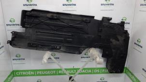 Gebruikte Beschermplaat bodem Citroen C5 Aircross I (A4/AC/AJ/AR) 1.2 e-THP PureTech 130 Prijs € 49,01 Inclusief btw aangeboden door Snuverink Autodemontage