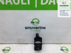 Gebruikte Schakelaar handrem Renault Captur II (RJB) 1.3 TCE 130 16V Prijs € 36,30 Inclusief btw aangeboden door Snuverink Autodemontage