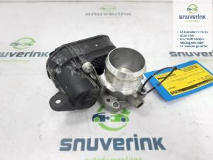 Gebruikte Gasklephuis Peugeot 208 I (CA/CC/CK/CL) 1.2 12V e-THP PureTech 110 Prijs € 44,98 Margeregeling aangeboden door Snuverink Autodemontage