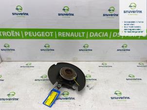 Gebruikte Fusee links-achter Peugeot 3008 II (M4/MC/MJ/MR) 1.2 12V e-THP PureTech 130 Prijs € 45,00 Margeregeling aangeboden door Snuverink Autodemontage