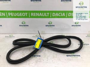 Gebruikte Portierrubber 4Deurs rechts-voor Peugeot 3008 II (M4/MC/MJ/MR) 1.2 12V e-THP PureTech 130 Prijs € 34,98 Margeregeling aangeboden door Snuverink Autodemontage