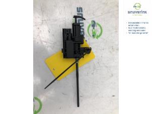 Gebruikte Motor Tankklepvergrendeling Renault Scénic III (JZ) 1.5 dCi 110 Prijs € 40,00 Margeregeling aangeboden door Snuverink Autodemontage