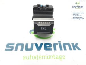 Gebruikte Handrem schakelaar Peugeot 2008 (UD/UK/UR/US/UX) 1.2 VTi 12V PureTech 130 Prijs € 31,50 Margeregeling aangeboden door Snuverink Autodemontage