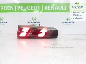 Gebruikte Achterlicht links Peugeot 2008 (UD/UK/UR/US/UX) 1.2 VTi 12V PureTech 130 Prijs € 90,00 Margeregeling aangeboden door Snuverink Autodemontage