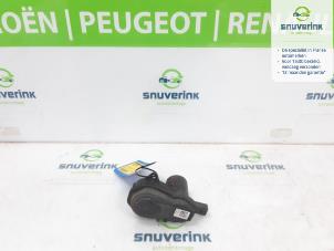 Gebruikte Handrem motor Peugeot 2008 (UD/UK/UR/US/UX) 1.2 VTi 12V PureTech 130 Prijs € 30,00 Margeregeling aangeboden door Snuverink Autodemontage
