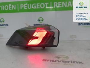 Gebruikte Achterlicht links Peugeot 2008 (UD/UK/UR/US/UX) 1.2 VTi 12V PureTech 130 Prijs € 135,00 Margeregeling aangeboden door Snuverink Autodemontage