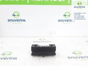 Gebruikte Display Interieur Renault Trafic New (FL) 2.5 dCi 16V 135 Prijs op aanvraag aangeboden door Snuverink Autodemontage