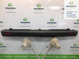 Gebruikte Bumper achter Renault Trafic New (FL) 2.5 dCi 16V 135 Prijs € 58,49 Margeregeling aangeboden door Snuverink Autodemontage