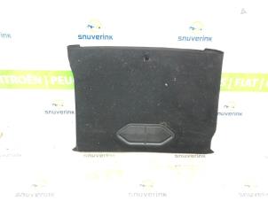 Gebruikte Kofferbak Mat DS Automobiles DS 3/Crossback (UC/UJ/UR) 1.2 12V PureTech 100 Prijs € 171,00 Margeregeling aangeboden door Snuverink Autodemontage