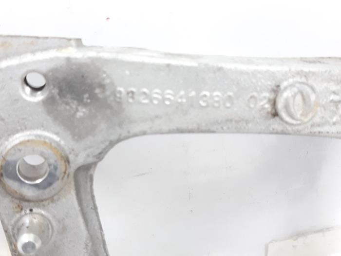 Dynamosteun boven van een Peugeot 208 II (UB/UH/UP) e-208 50 kWh 2023