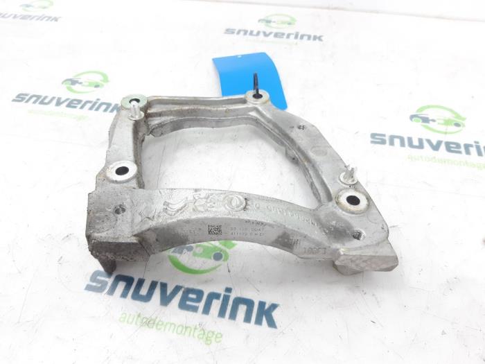 Dynamosteun boven van een Peugeot 208 II (UB/UH/UP) e-208 50 kWh 2023