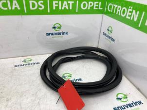 Gebruikte Deurrubber 4Deurs rechts-achter Citroen C3 Aircross I (2C/2R) 1.2 e-THP PureTech 110 Prijs € 35,00 Margeregeling aangeboden door Snuverink Autodemontage