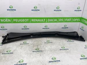 Gebruikte Paravent Peugeot 2008 (CU) 1.2 12V e-THP PureTech 130 Prijs € 57,00 Margeregeling aangeboden door Snuverink Autodemontage