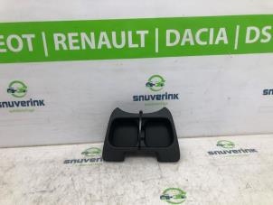 Gebruikte Bekerhouder Citroen C3 Aircross I (2C/2R) 1.2 e-THP PureTech 110 Prijs € 25,00 Margeregeling aangeboden door Snuverink Autodemontage