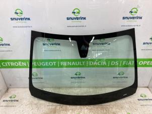 Gebruikte Voorruit Peugeot 208 II (UB/UH/UP) 1.2 Vti 12V PureTech 100 Prijs € 237,50 Margeregeling aangeboden door Snuverink Autodemontage