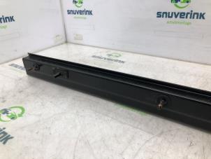 Gebruikte Schuifdeur Rail rechts Renault Trafic (1FL/2FL/3FL/4FL) 2.0 dCi 16V 120 Prijs € 72,60 Inclusief btw aangeboden door Snuverink Autodemontage