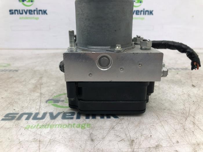 ABS Pomp van een Mazda CX-3 (DJ/DK) 2.0 SkyActiv-G 120 2017