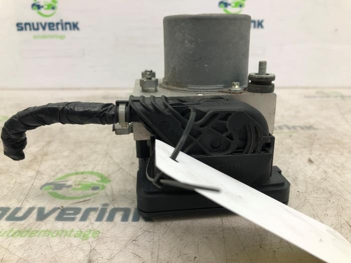 ABS Pomp van een Mazda CX-3 (DJ/DK) 2.0 SkyActiv-G 120 2017