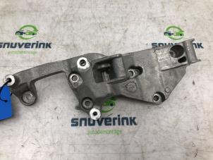 Gebruikte Dynamosteun boven Peugeot 208 II (UB/UH/UP) 1.2 Vti 12V PureTech 100 Prijs € 29,98 Margeregeling aangeboden door Snuverink Autodemontage