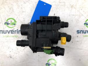 Gebruikte Thermostaathuis Peugeot 208 II (UB/UH/UP) 1.2 Vti 12V PureTech 100 Prijs € 40,00 Margeregeling aangeboden door Snuverink Autodemontage