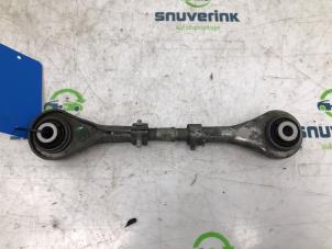 Gebruikte Reactiestang links-achter Peugeot 3008 II (M4/MC/MJ/MR) 1.6 16V HYbrid 225 Prijs € 10,33 Margeregeling aangeboden door Snuverink Autodemontage