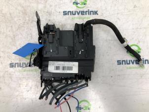 Gebruikte Zekeringkast Peugeot 3008 II (M4/MC/MJ/MR) 1.6 16V HYbrid 225 Prijs € 274,98 Margeregeling aangeboden door Snuverink Autodemontage