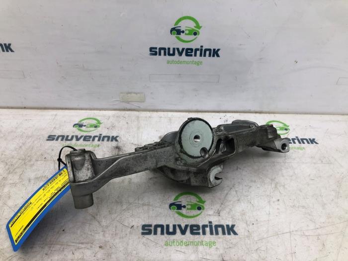 Gebruikte Dynamosteun boven Peugeot 3008 II (M4/MC/MJ/MR) 1.2 12V e-THP PureTech 130 Prijs € 29,98 Margeregeling aangeboden door Snuverink Autodemontage